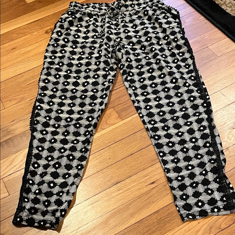 Geometric Black and White women’s casual pants.